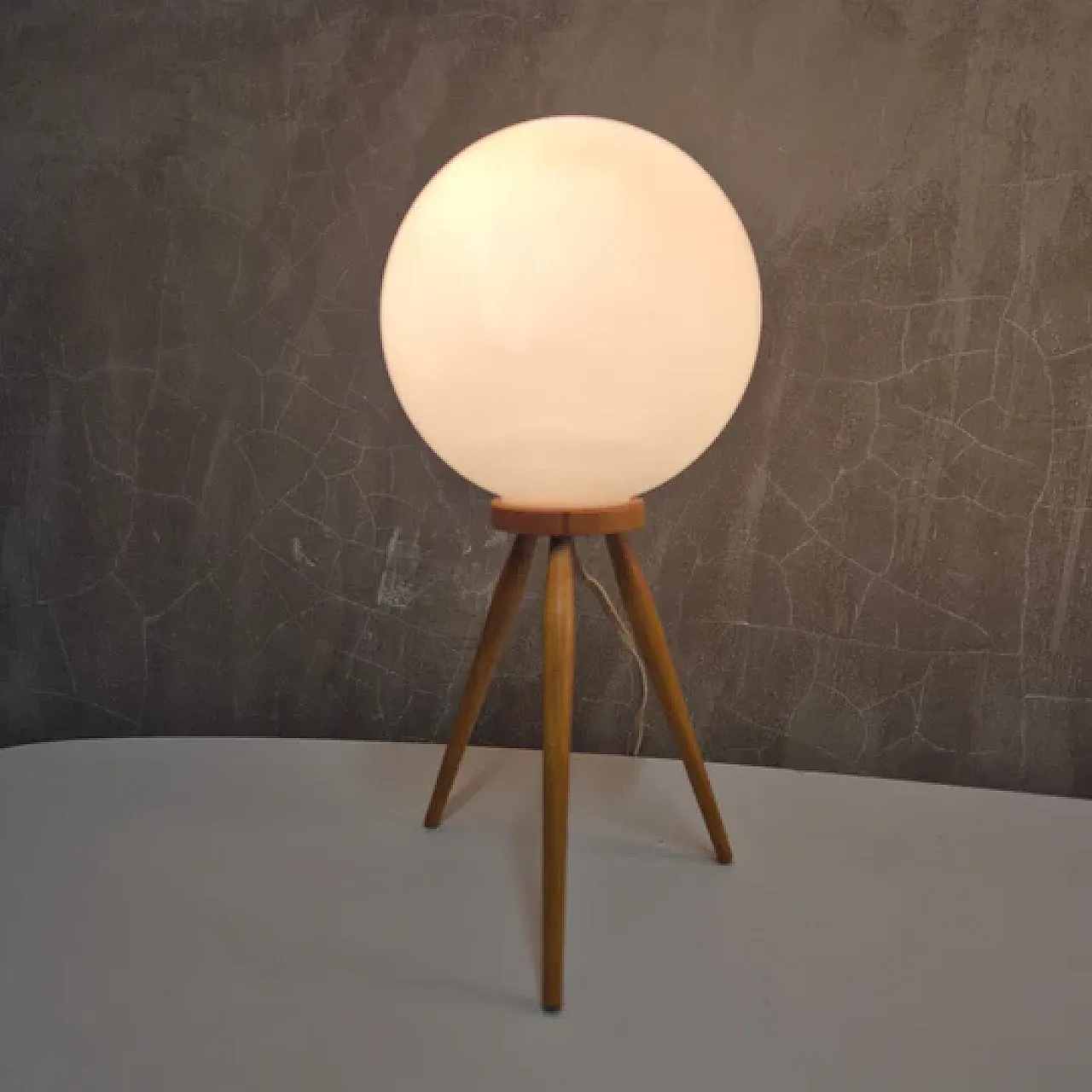 Coppia di lampade da tavolo a treppiede, ÚĽUV, anni '60 8
