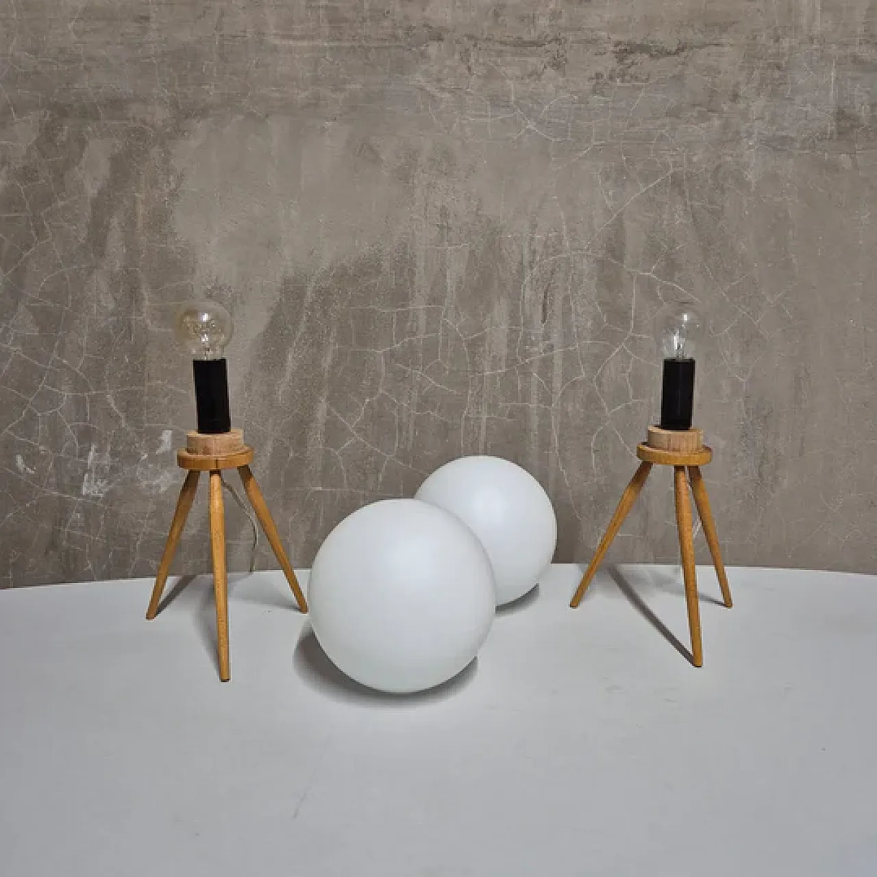 Coppia di lampade da tavolo a treppiede, ÚĽUV, anni '60 9