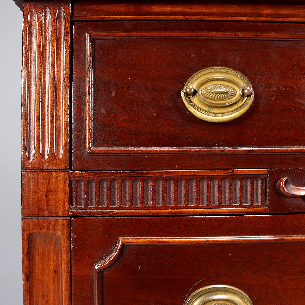 Cassettiera in mogano e lamiera incisa, '900 8