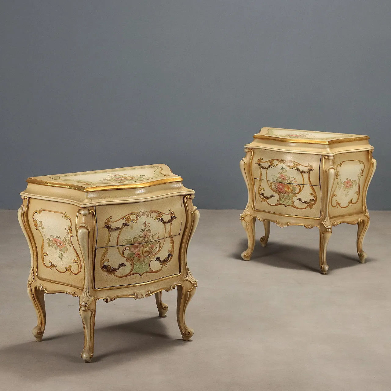 Coppia di comodini in stile barocco, metà '900 1