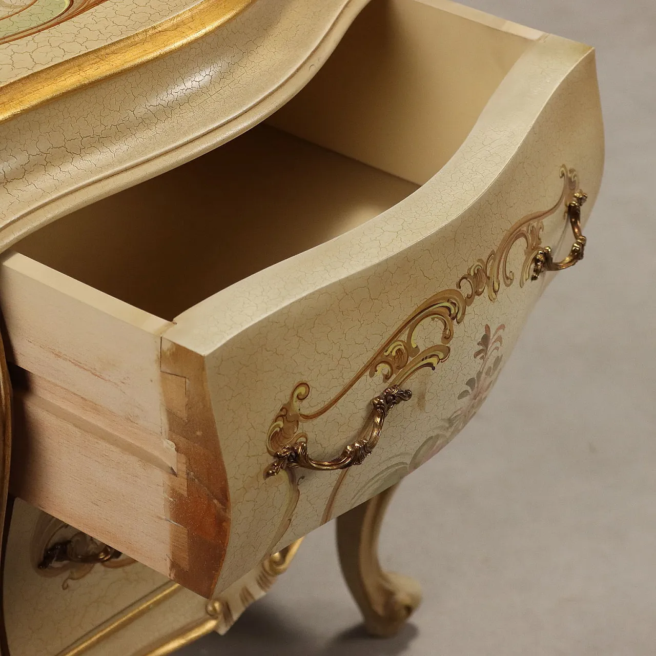 Coppia di comodini in stile barocco, metà '900 3