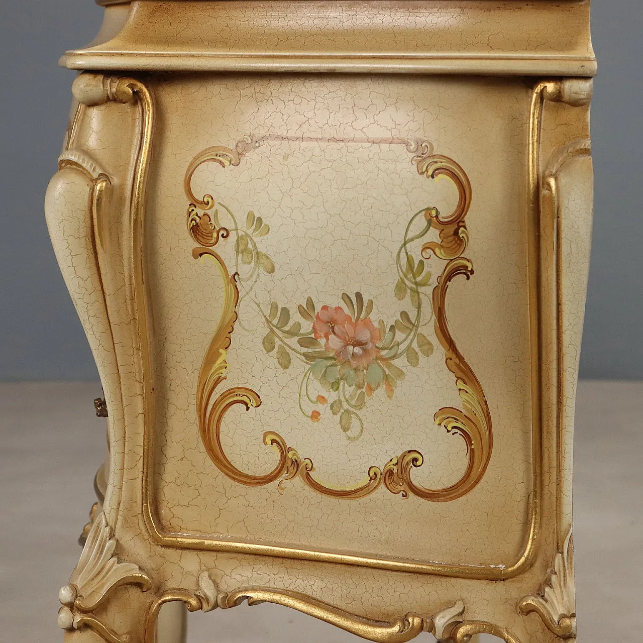 Coppia di comodini in stile barocco, metà '900 5