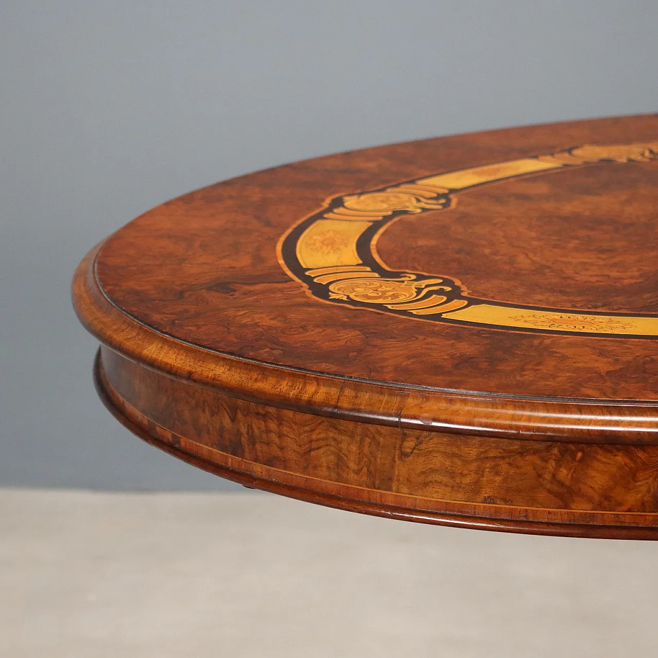 Tavolo a vela in mogano e olmo con intarsi di legni vari, '800 3