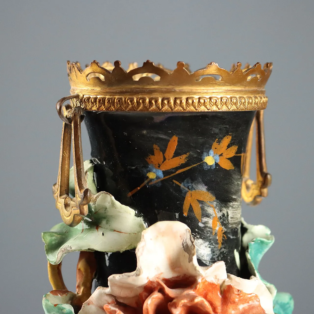 Coppia di vasi in ceramica barbottina decorati in policromia, '900 3