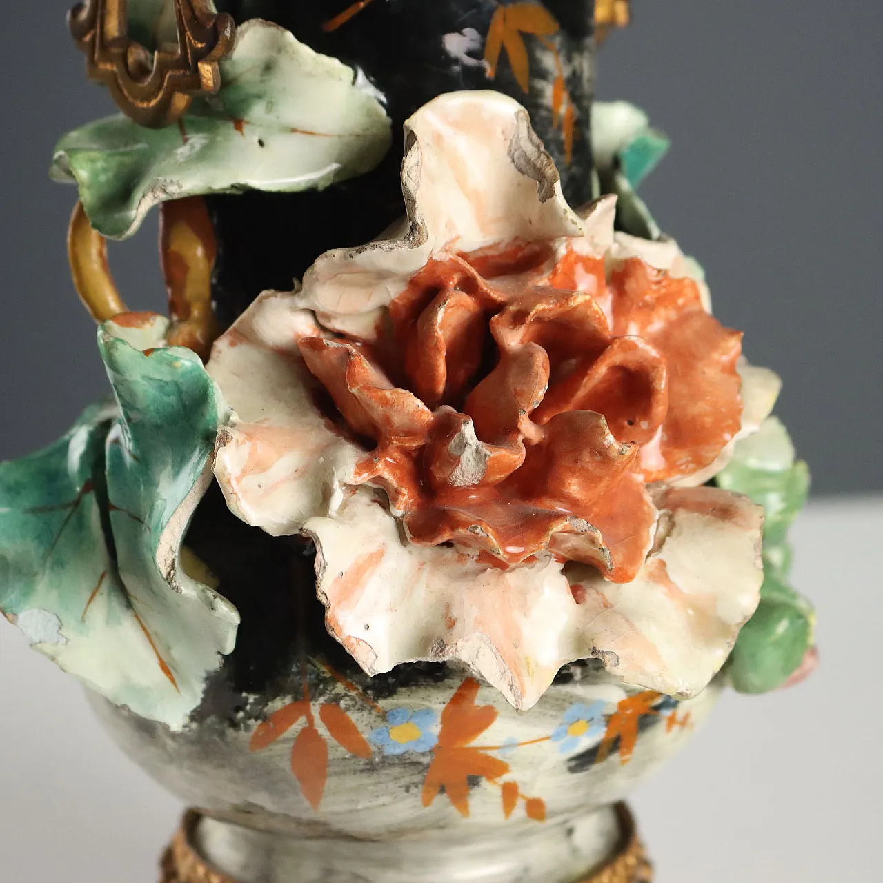 Coppia di vasi in ceramica barbottina decorati in policromia, '900 4