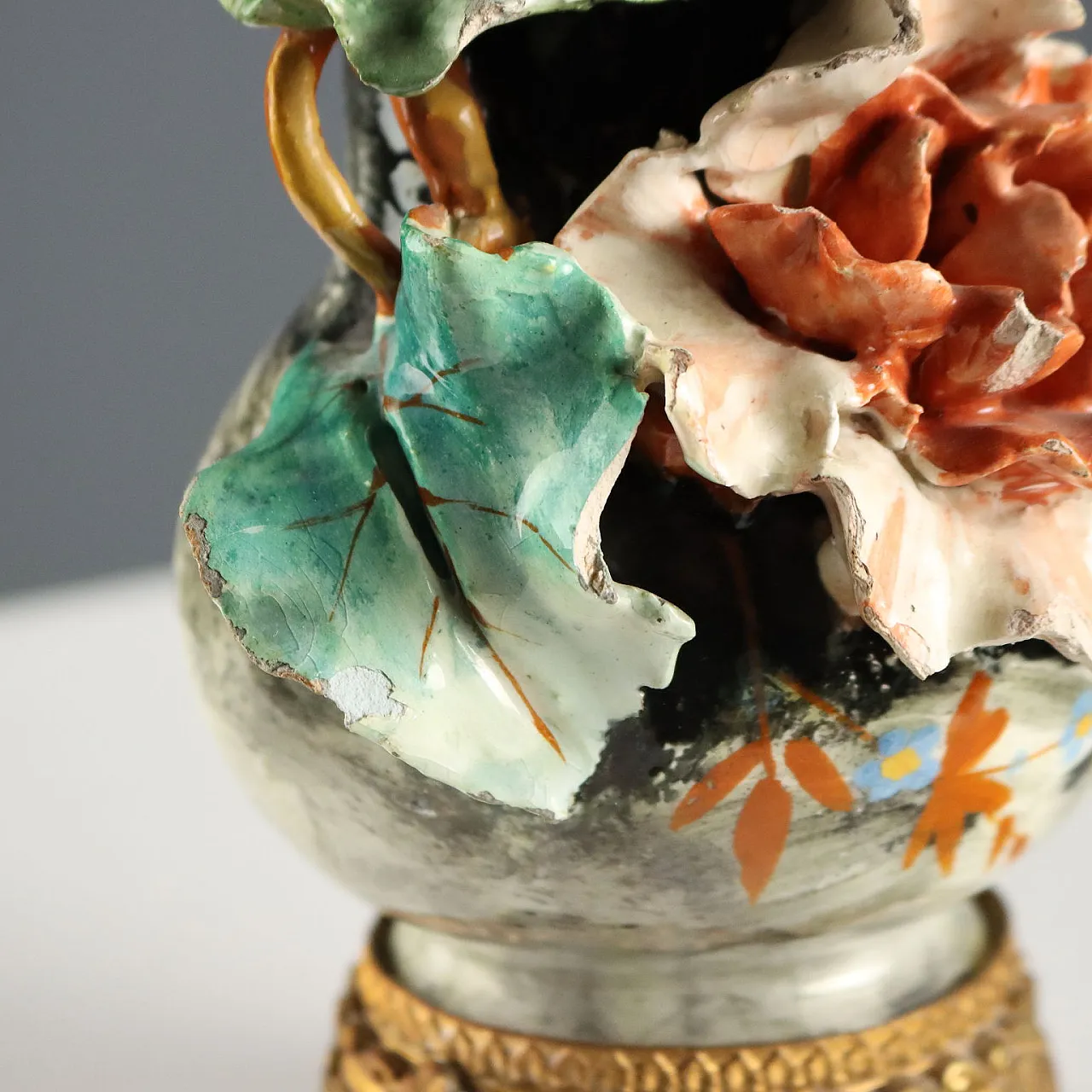 Coppia di vasi in ceramica barbottina decorati in policromia, '900 5