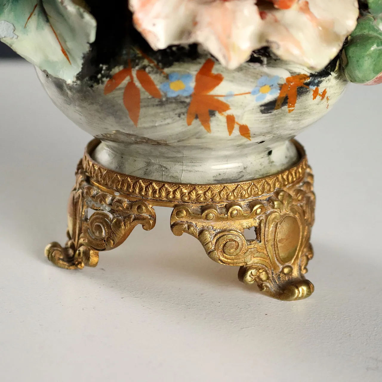 Coppia di vasi in ceramica barbottina decorati in policromia, '900 6