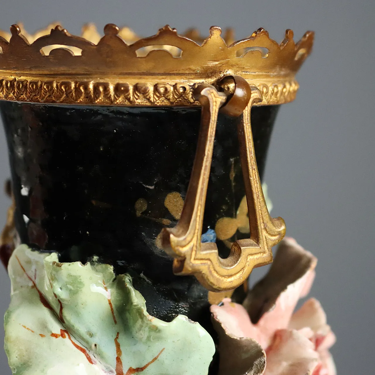 Coppia di vasi in ceramica barbottina decorati in policromia, '900 8