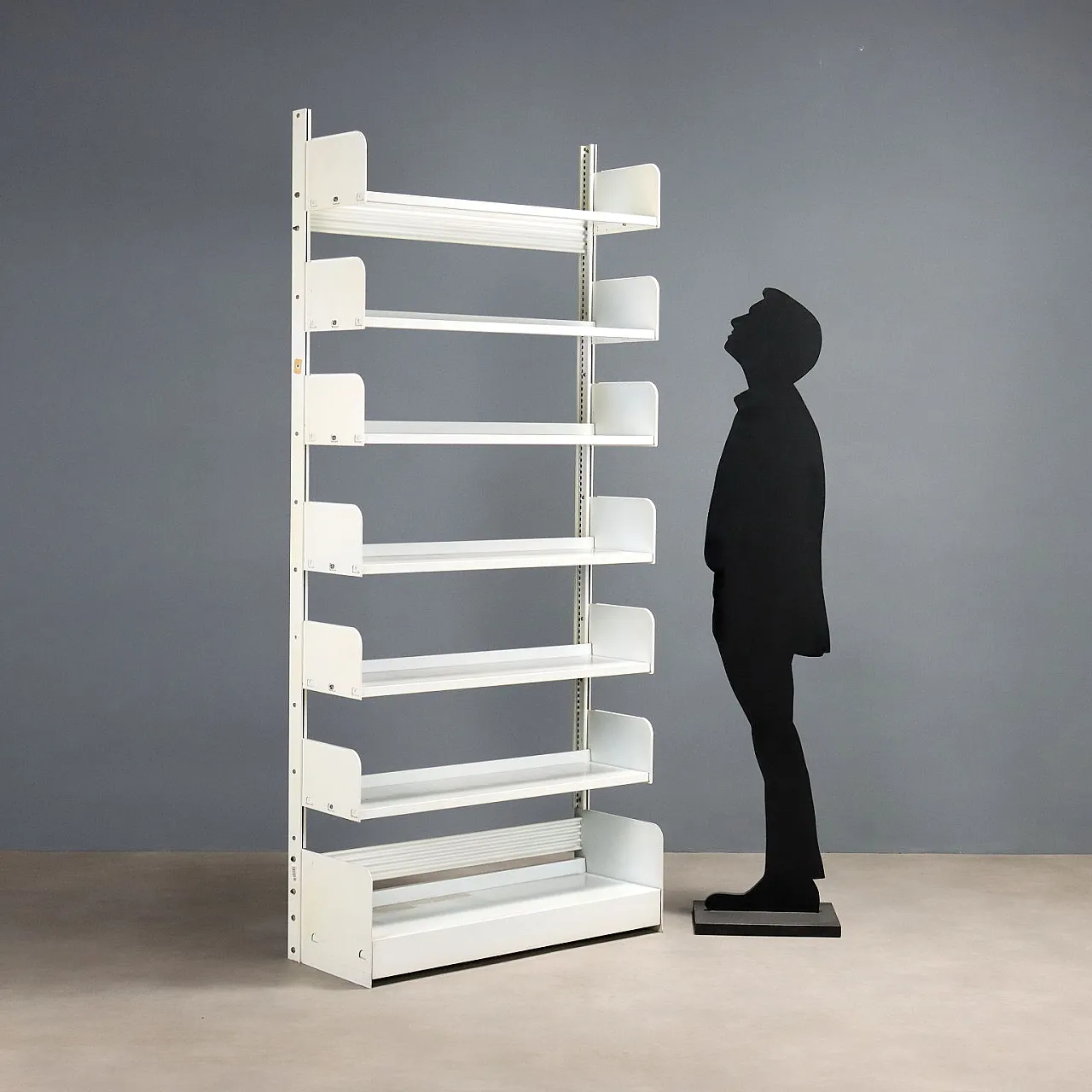 Scaffale in metallo laccato bianco con ripiani regolabili, '900 2