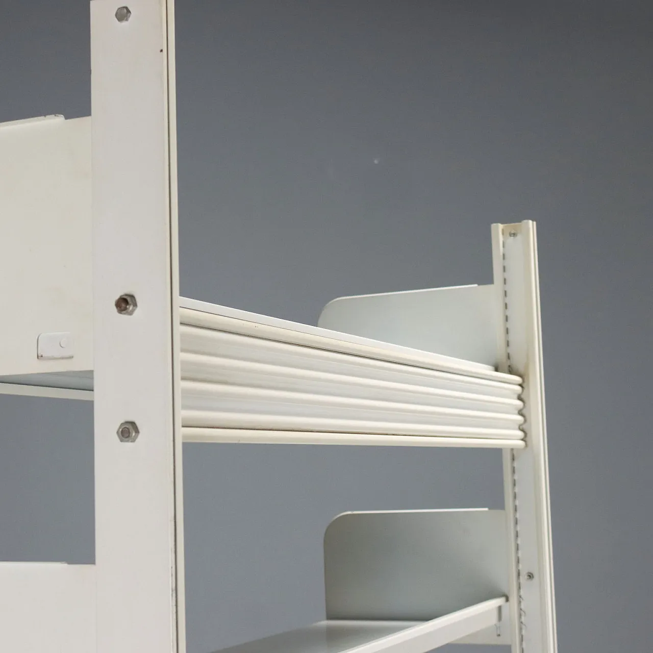 Scaffale in metallo laccato bianco con ripiani regolabili, '900 6