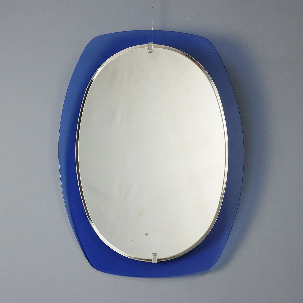 Specchio ovale con cornice in vetro blu, anni '60 1
