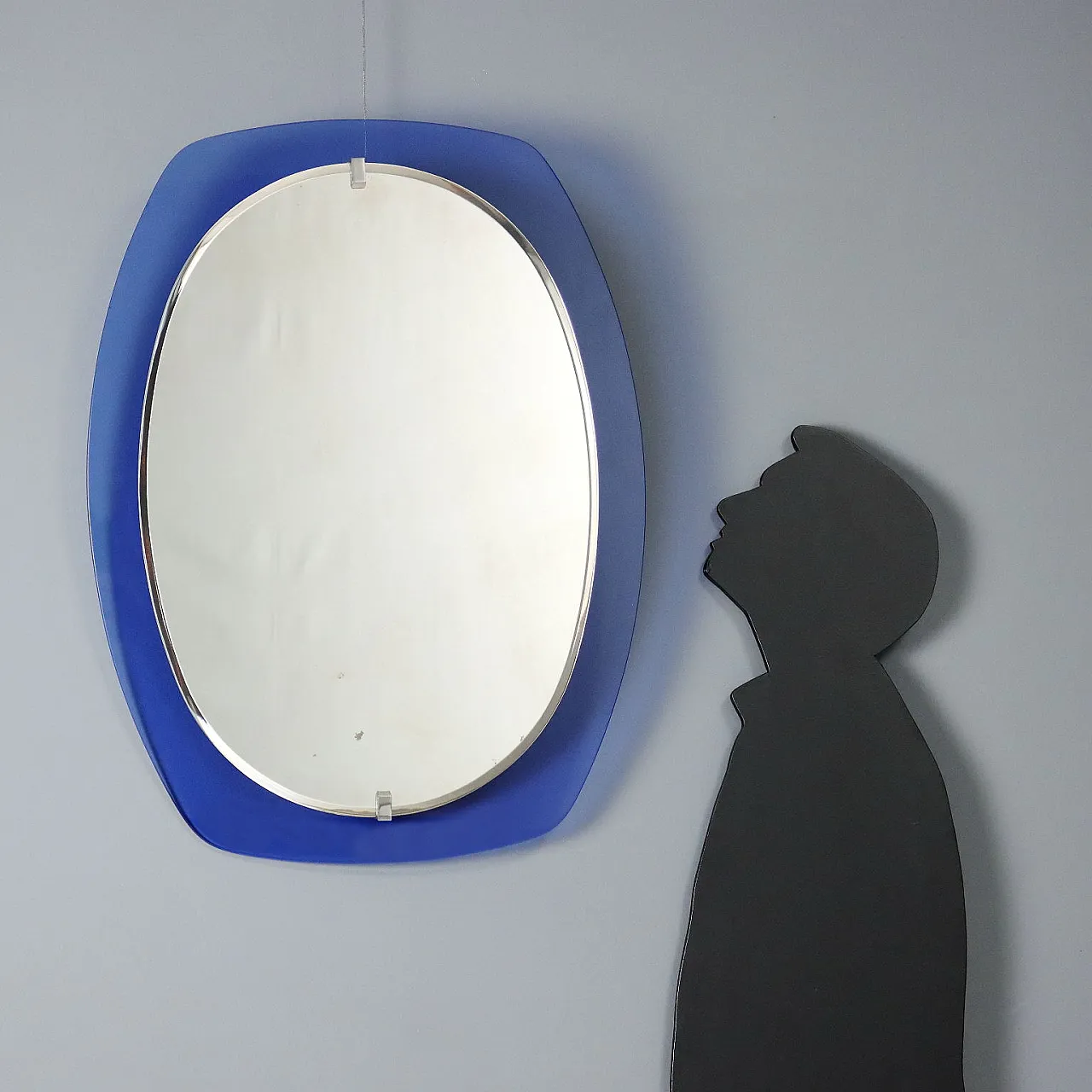 Specchio ovale con cornice in vetro blu, anni '60 3