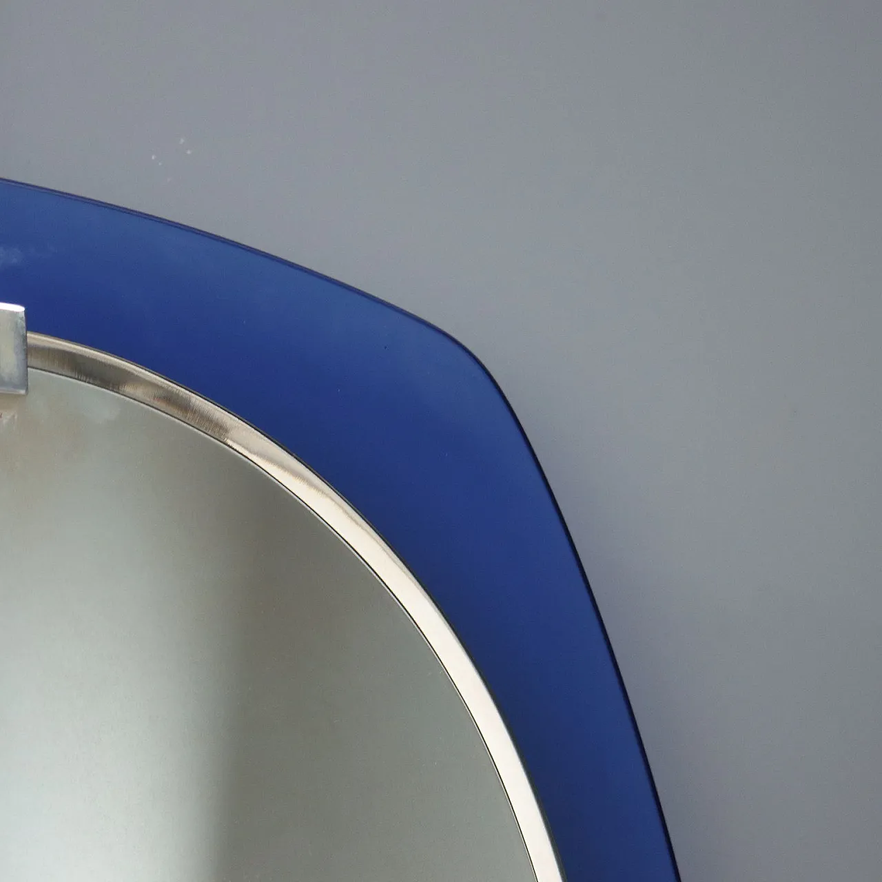 Specchio ovale con cornice in vetro blu, anni '60 6