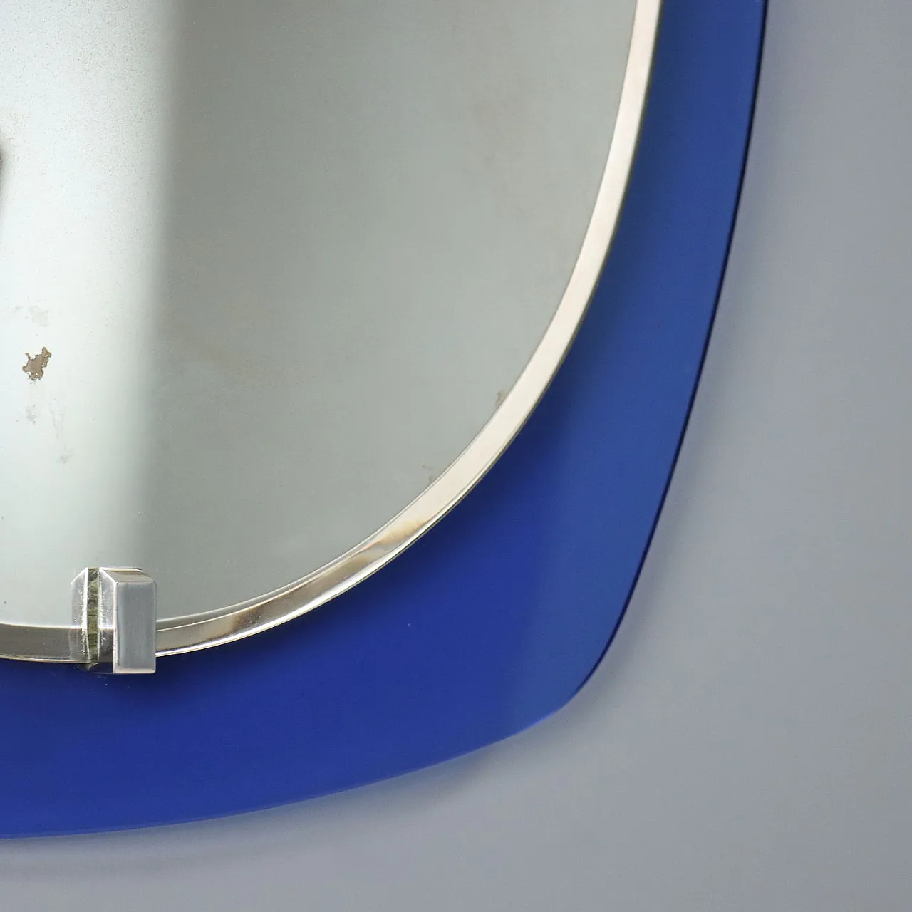 Specchio ovale con cornice in vetro blu, anni '60 7
