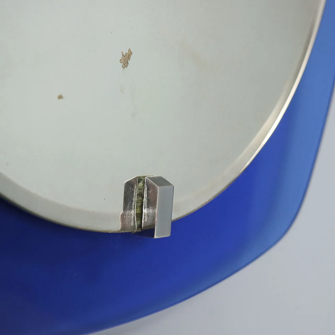 Specchio ovale con cornice in vetro blu, anni '60 8