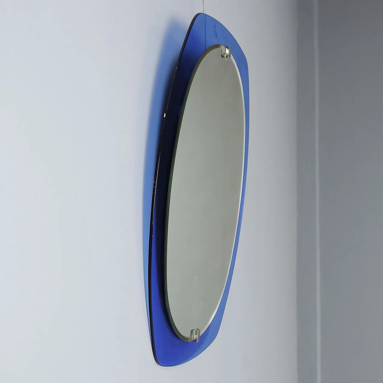 Specchio ovale con cornice in vetro blu, anni '60 9
