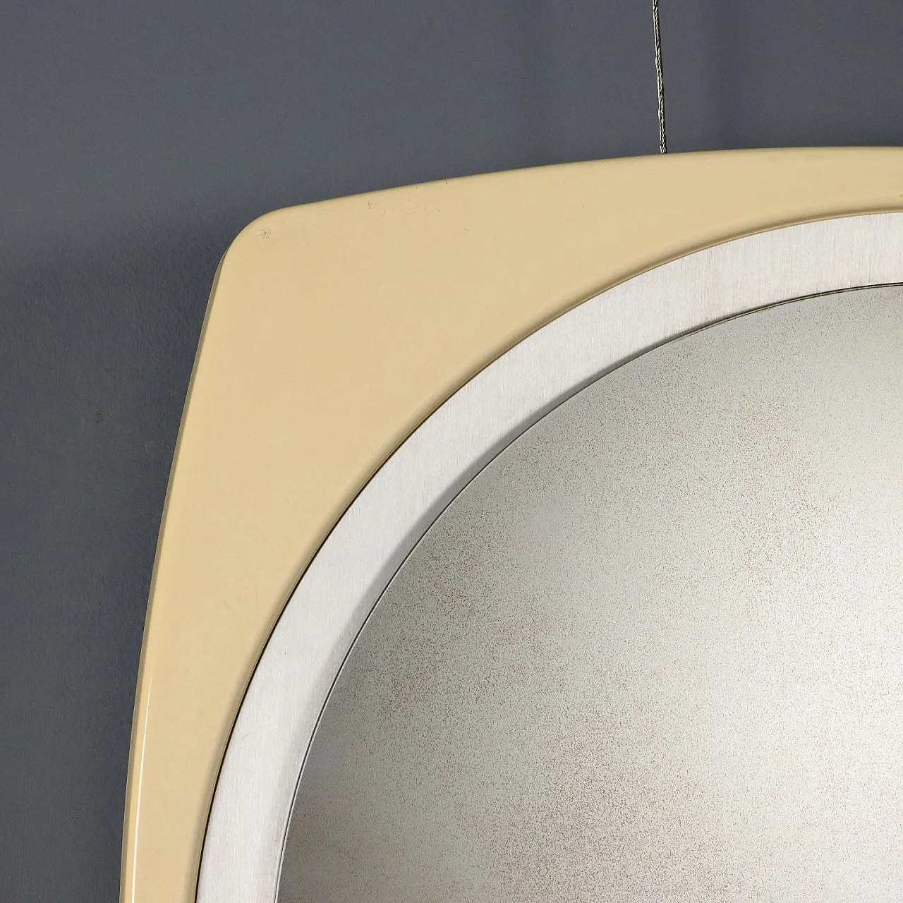 Specchio rotondo con cornice in plastica e vetro, anni '70 4