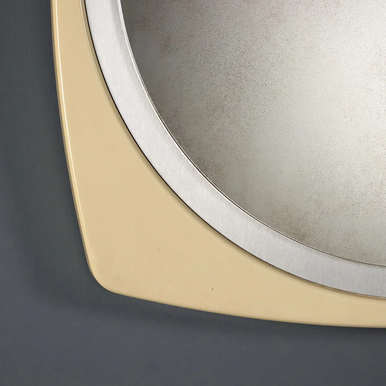 Specchio rotondo con cornice in plastica e vetro, anni '70 5