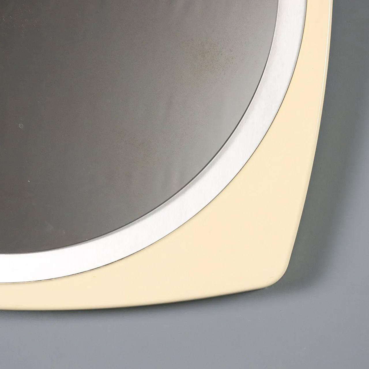 Specchio rotondo con cornice in plastica e vetro, anni '70 7