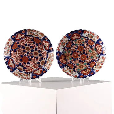 Coppia di piatti in porcellana Imari con bordo polilobato, '900
