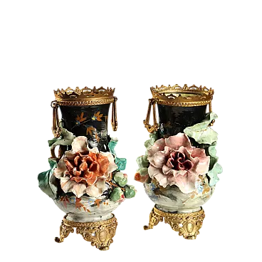 Coppia di vasi in ceramica barbottina decorati in policromia, '900