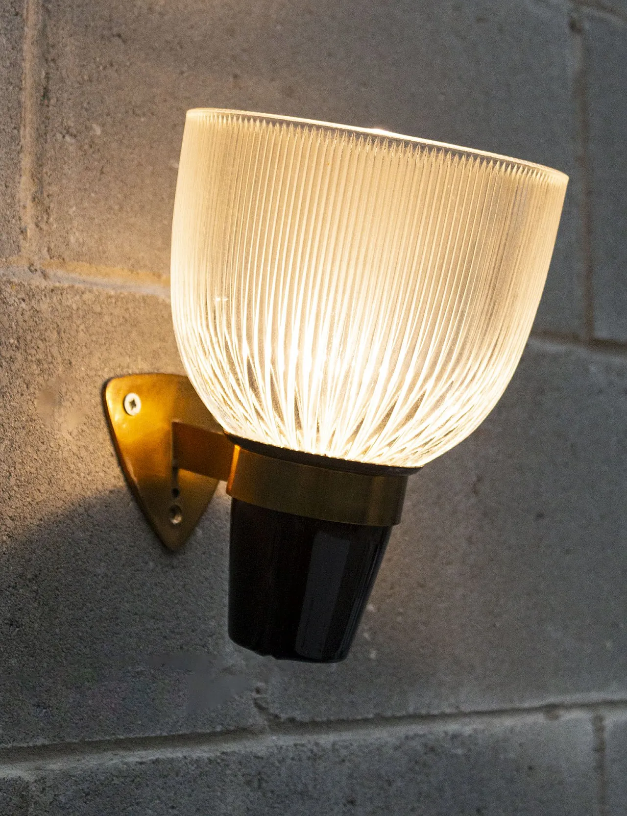 Azucena LP5, brass and glass sconce by Ignazio Gardella, 1950s 1