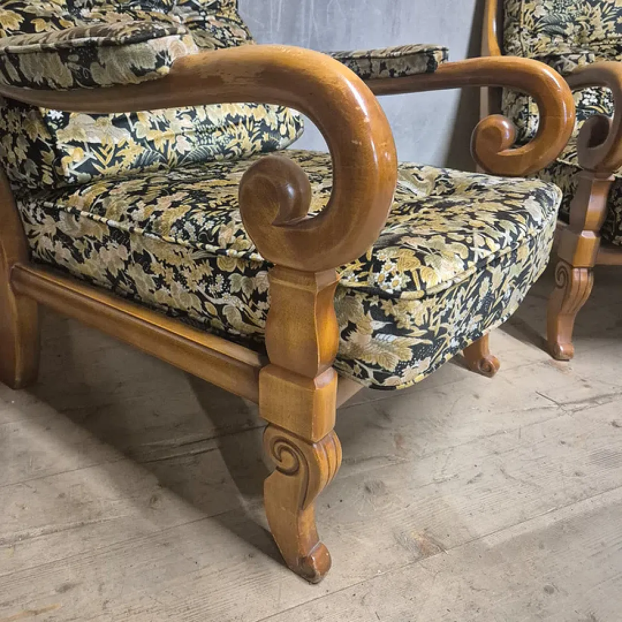 Coppia di poltrone in legno con braccioli curvi, metà '900 8