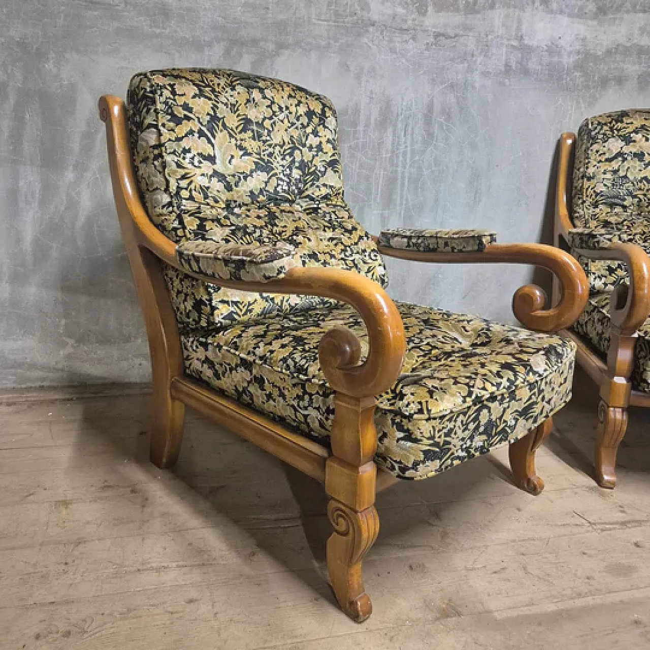 Coppia di poltrone in legno con braccioli curvi, metà '900 11