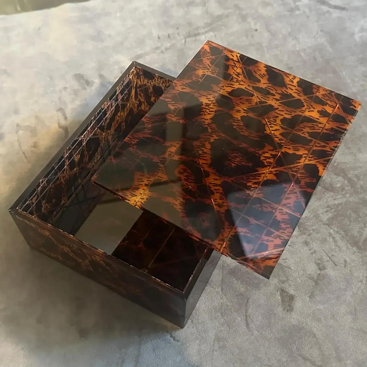 Scatola di lusso in lucite leopardata finta di Dior Home, anni '80 5