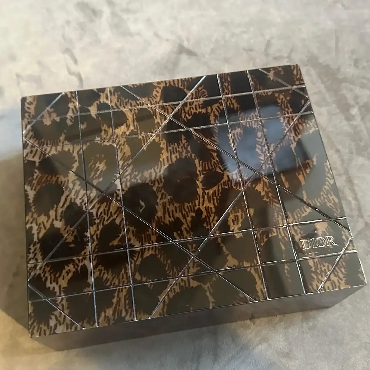 Scatola di lusso in lucite leopardata finta di Dior Home, anni '80 7