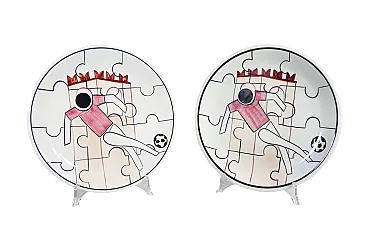 Coppia di piatti in porcellana dipinta a mano, Calciatori, anni '50