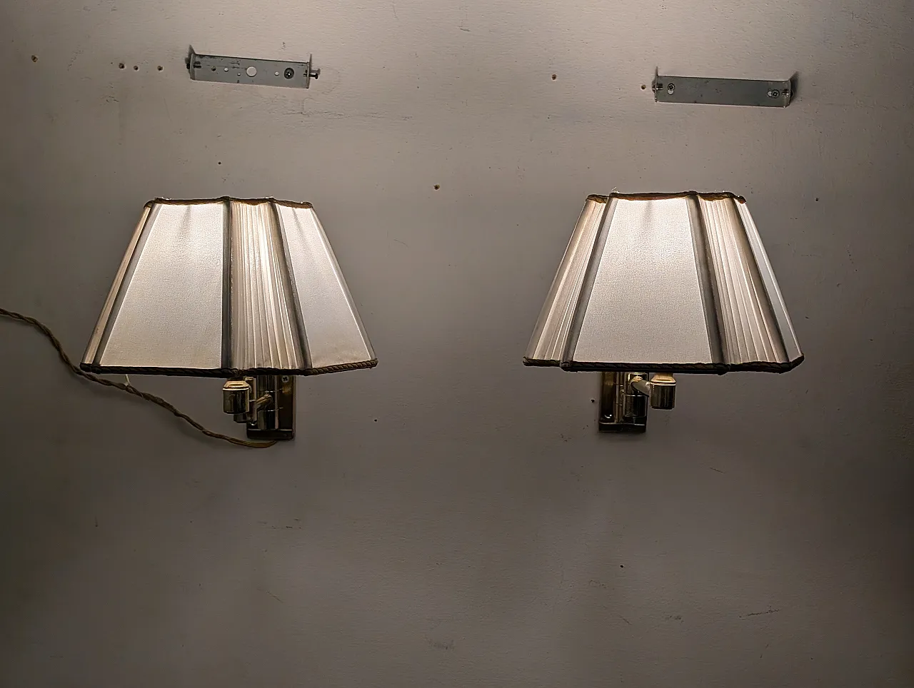 Pair of extendable brass wall lights, 1970s 10