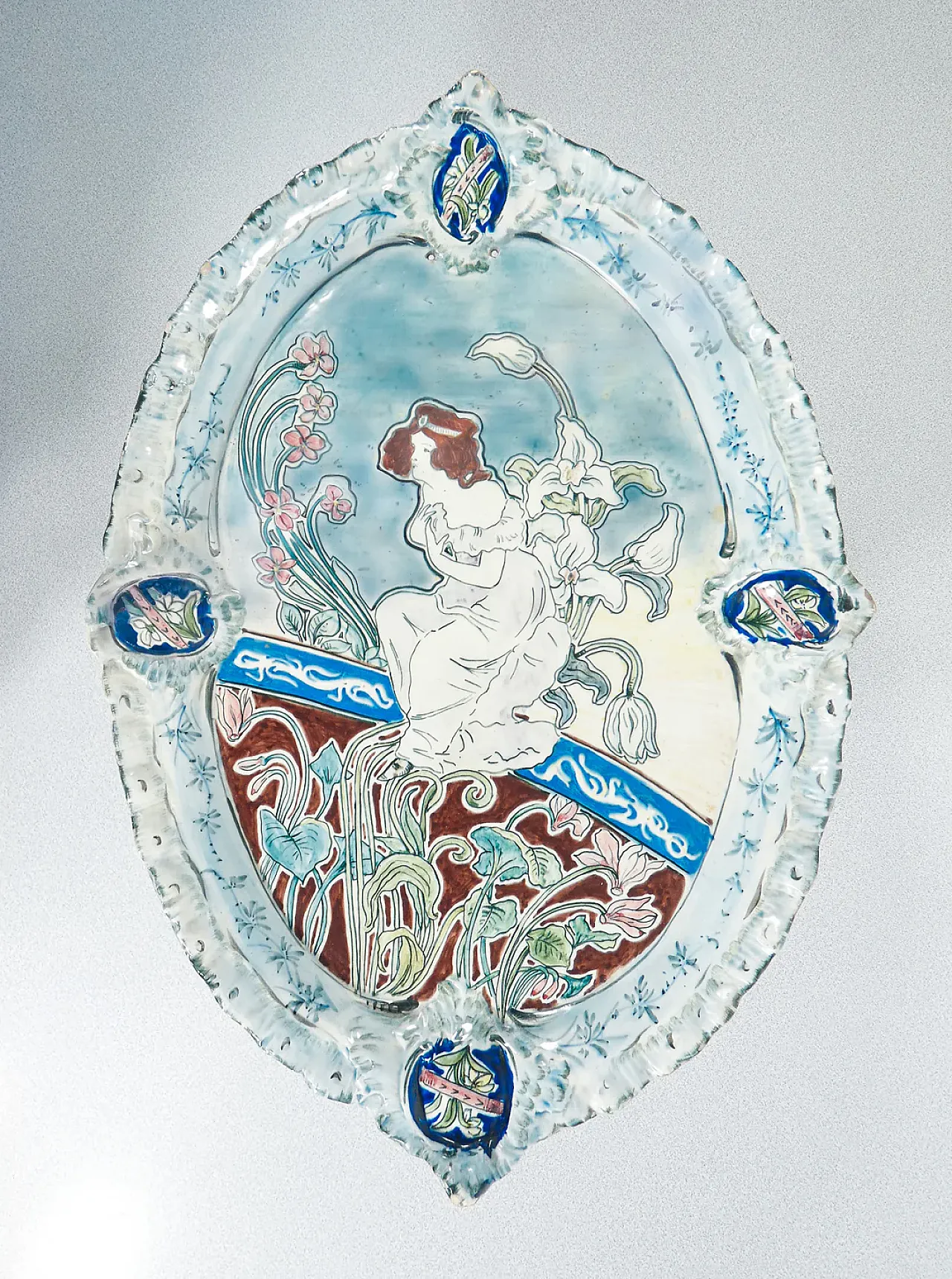 Piatto decorativo Liberty in maiolica dipinta a mano, primo '900 1