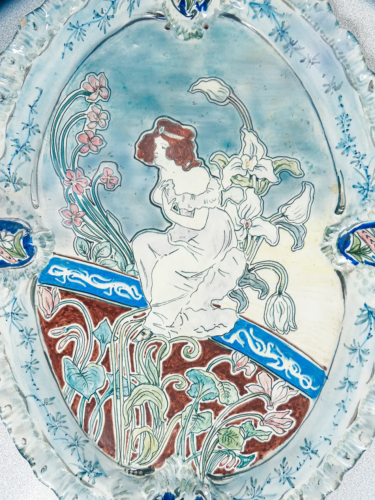 Piatto decorativo Liberty in maiolica dipinta a mano, primo '900 2