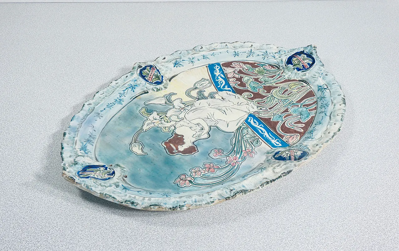 Piatto decorativo Liberty in maiolica dipinta a mano, primo '900 7