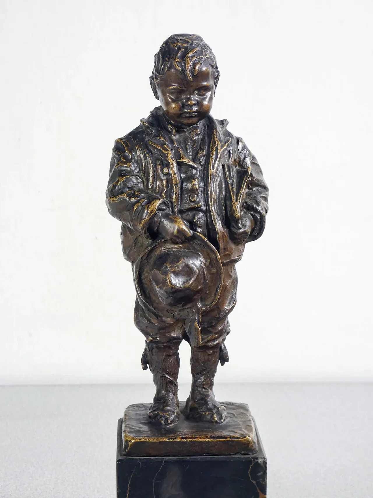 Bambino con libro e cappello di Vincenzo Bentivegna, primo '900 2