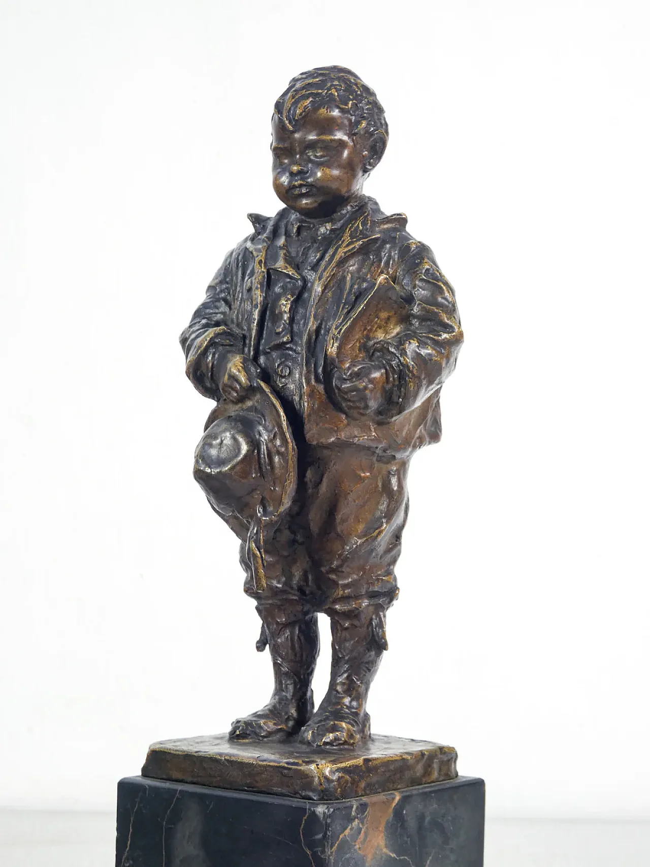 Bambino con libro e cappello di Vincenzo Bentivegna, primo '900 3