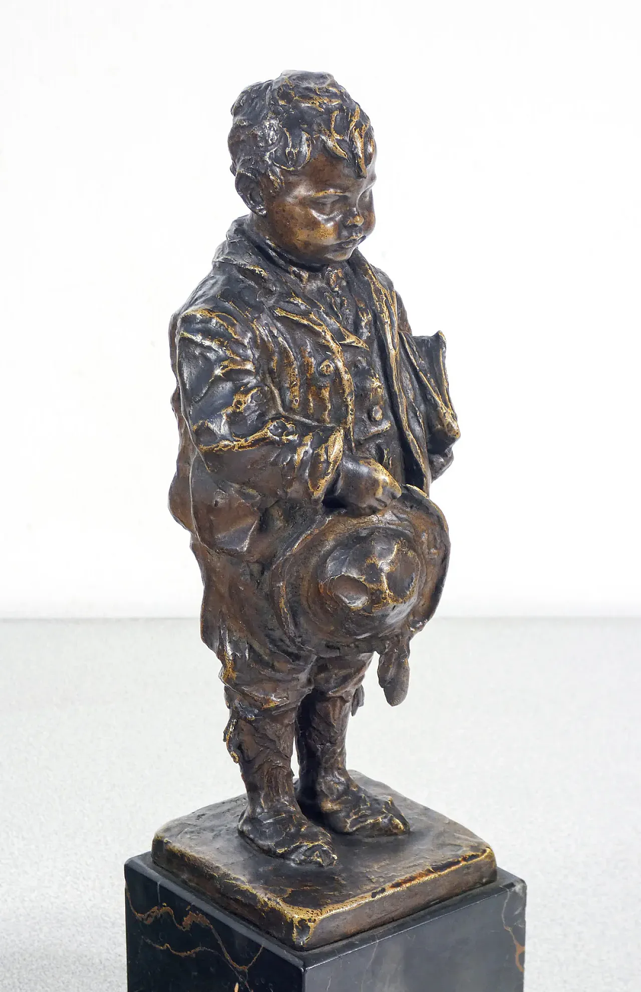 Bambino con libro e cappello di Vincenzo Bentivegna, primo '900 6