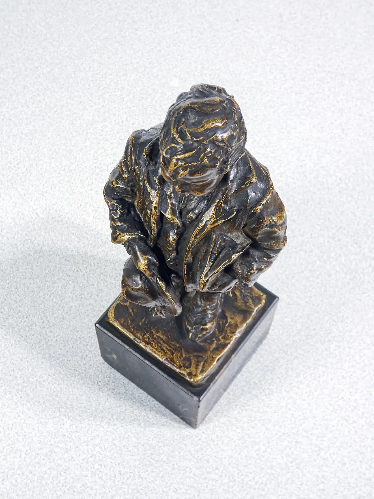 Bambino con libro e cappello di Vincenzo Bentivegna, primo '900 11