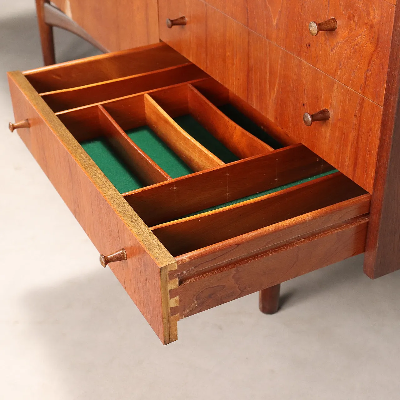 Credenza impiallacciata in teak, '900 6