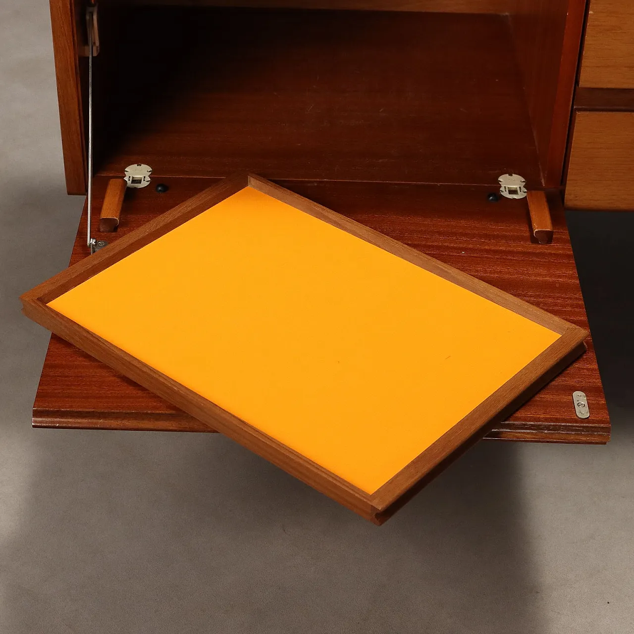 Credenza impiallacciata in mogano con cassetti, '900 10