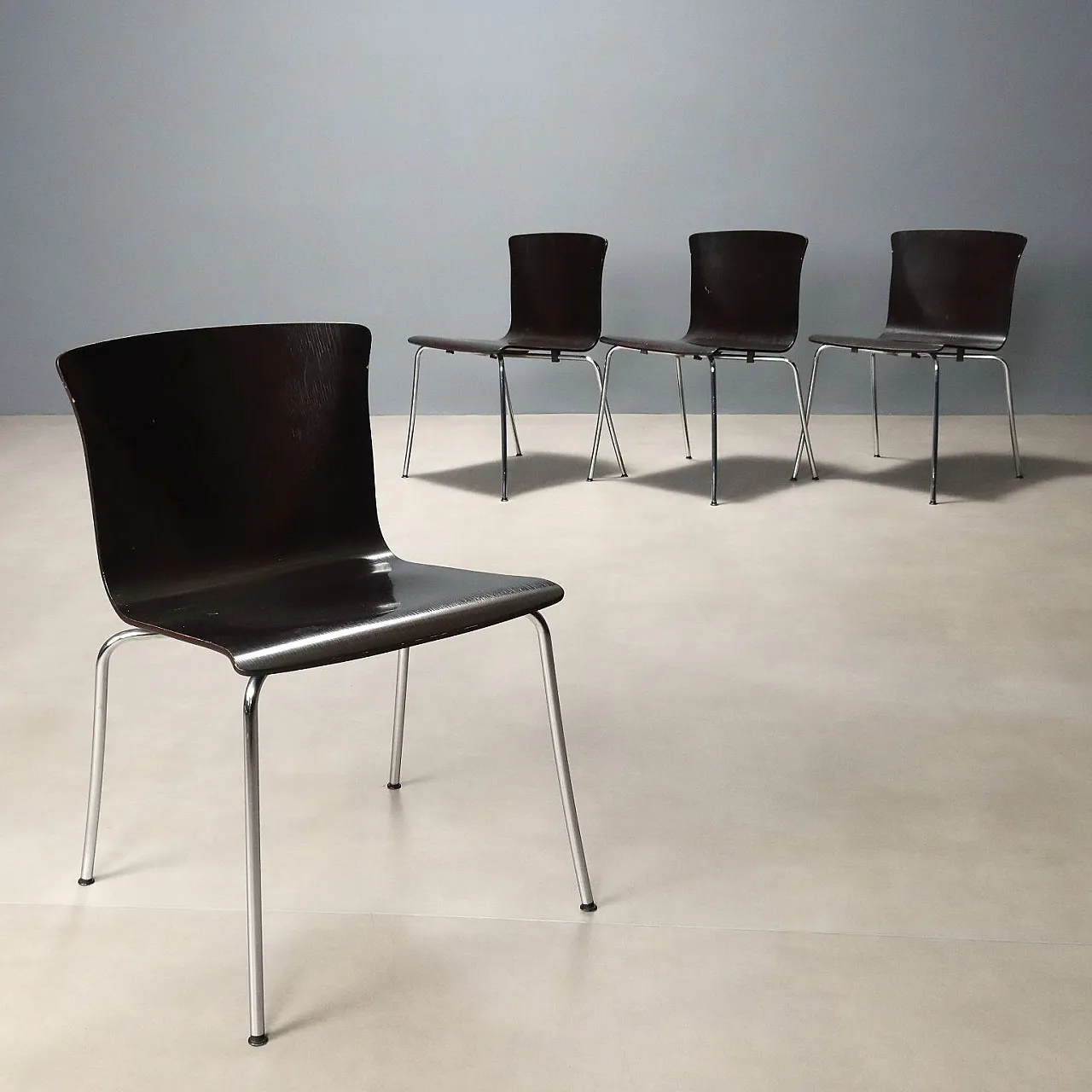 4 Sedie impilabili in multistrato laccato e acciaio, '900 1