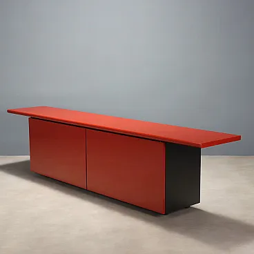 Credenza con ante scorrevoli e battenti in legno laccato rosso, '900