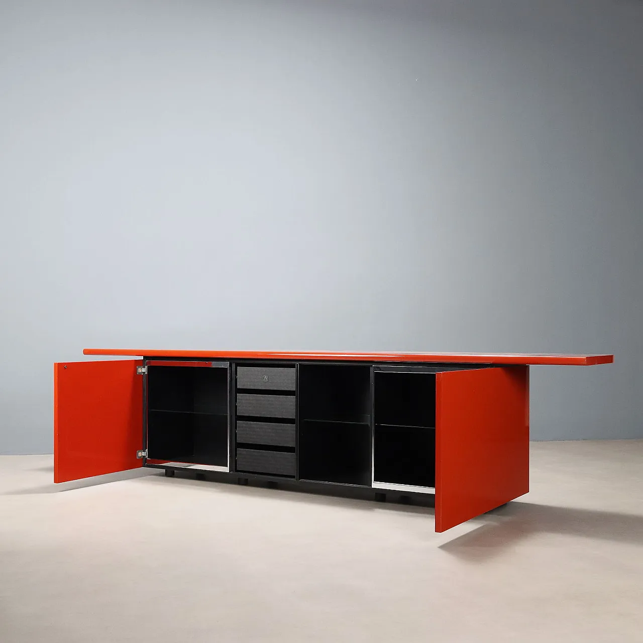 Credenza con ante scorrevoli e battenti in legno laccato rosso, '900 3