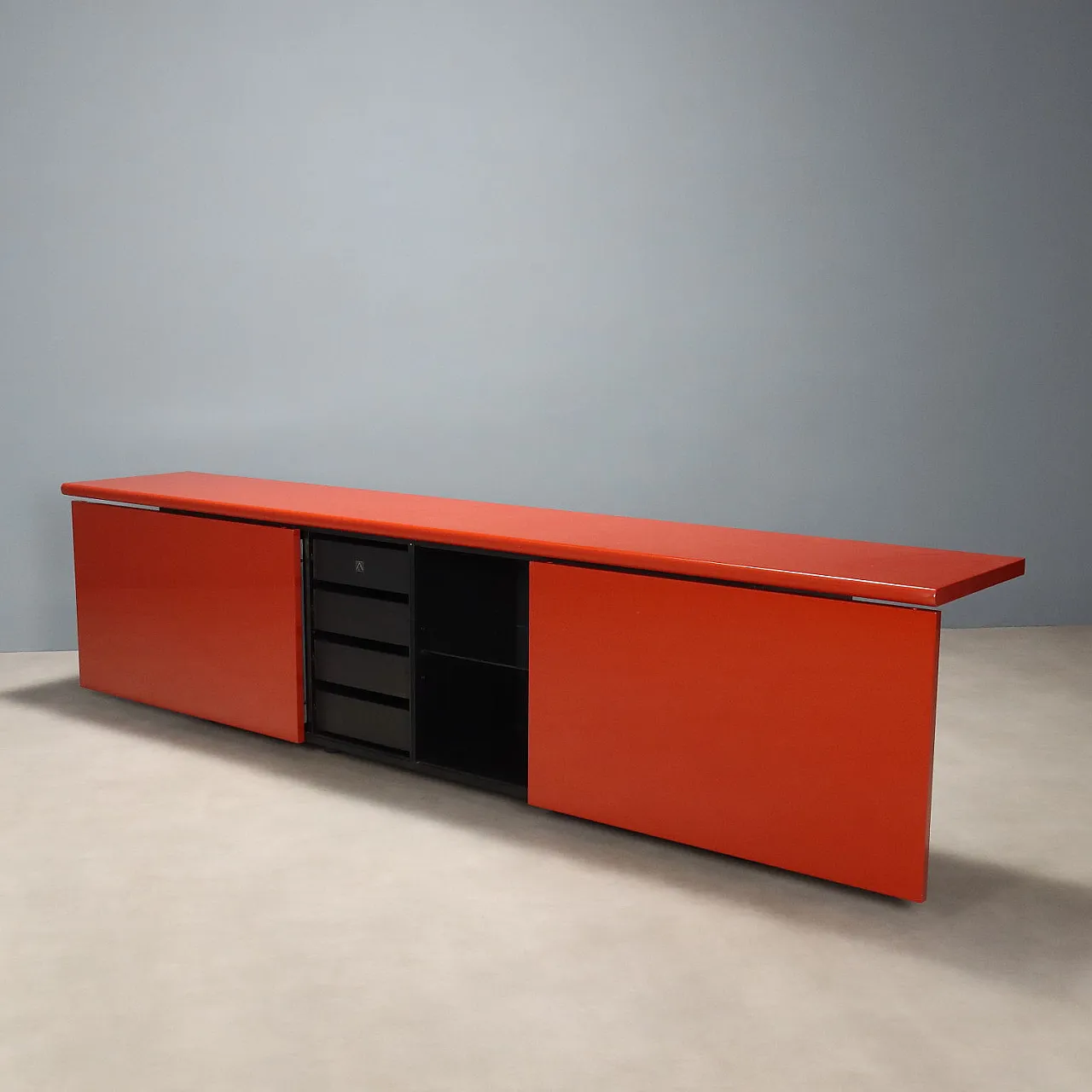 Credenza con ante scorrevoli e battenti in legno laccato rosso, '900 4