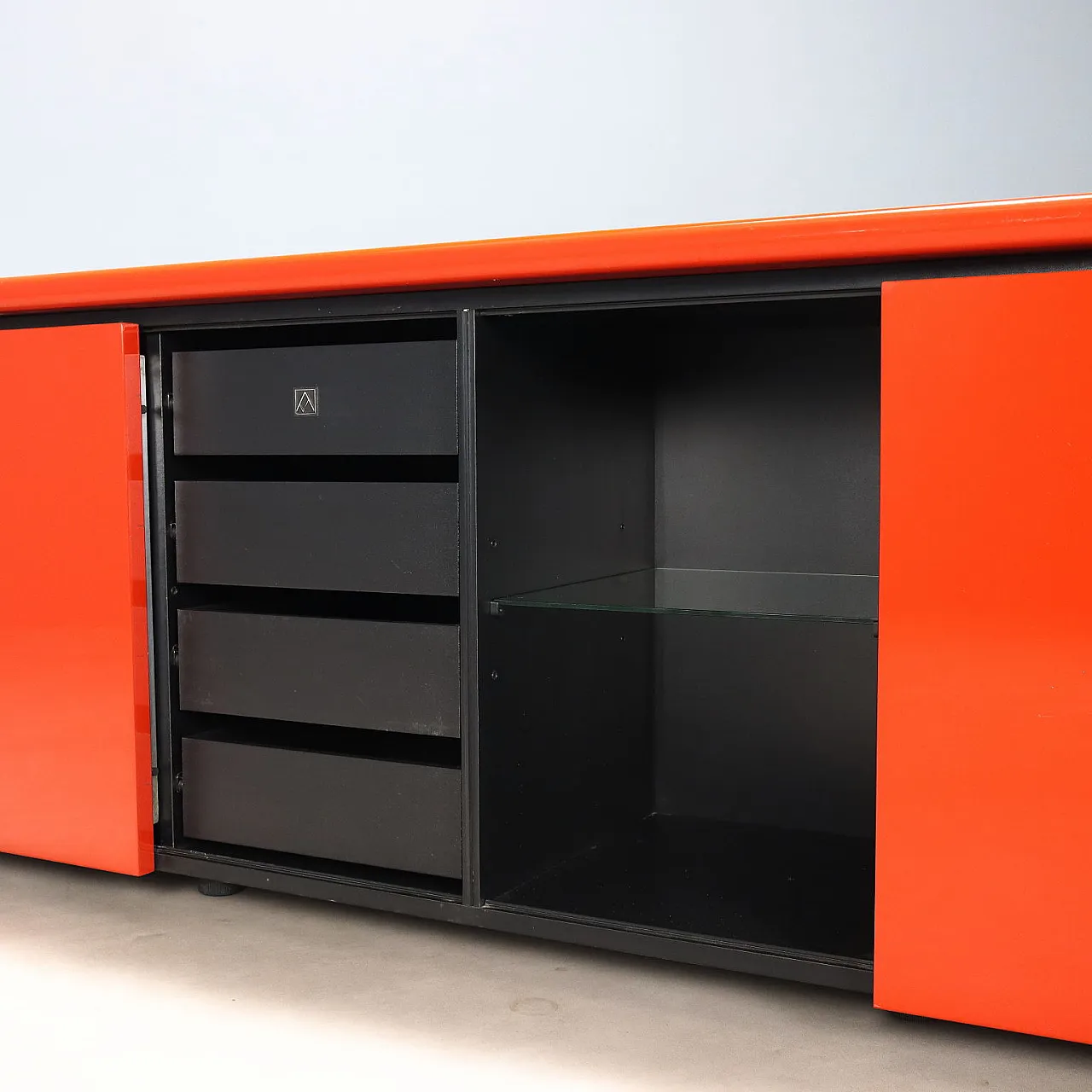 Credenza con ante scorrevoli e battenti in legno laccato rosso, '900 5