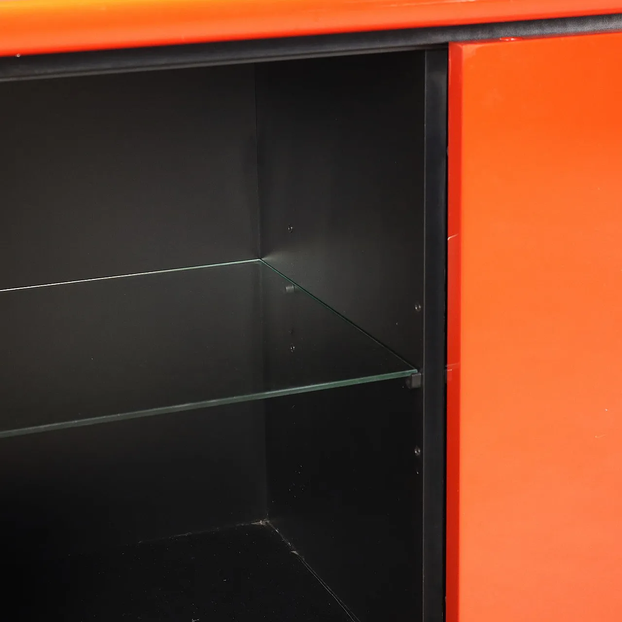 Credenza con ante scorrevoli e battenti in legno laccato rosso, '900 7