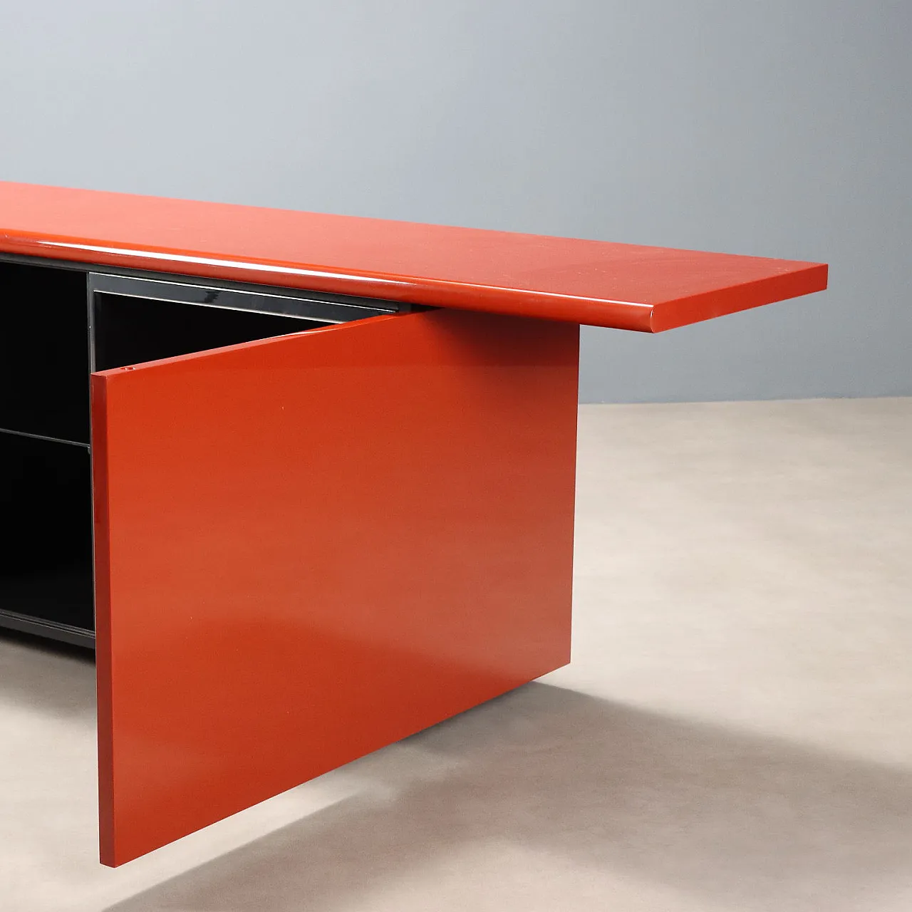 Credenza con ante scorrevoli e battenti in legno laccato rosso, '900 8