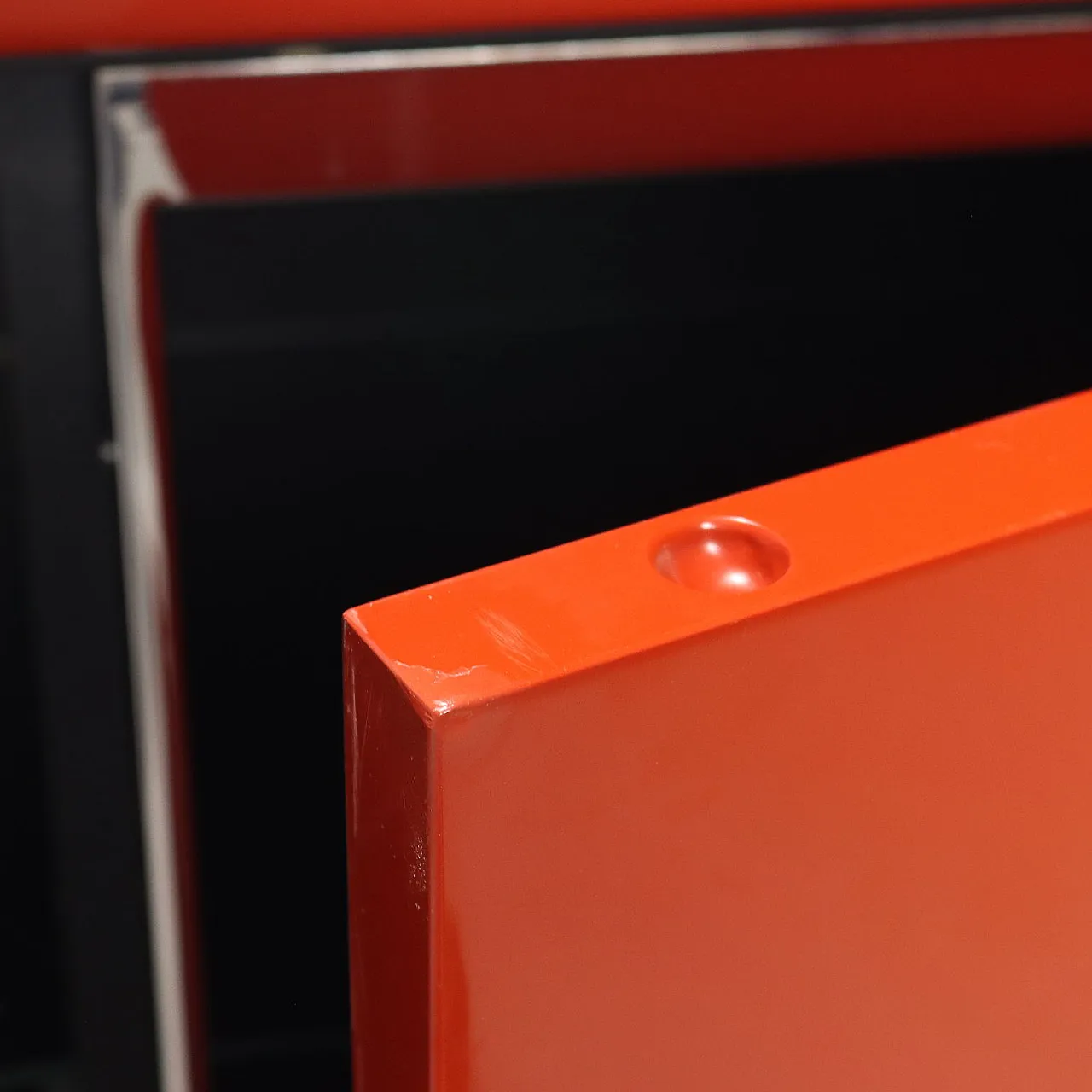 Credenza con ante scorrevoli e battenti in legno laccato rosso, '900 9