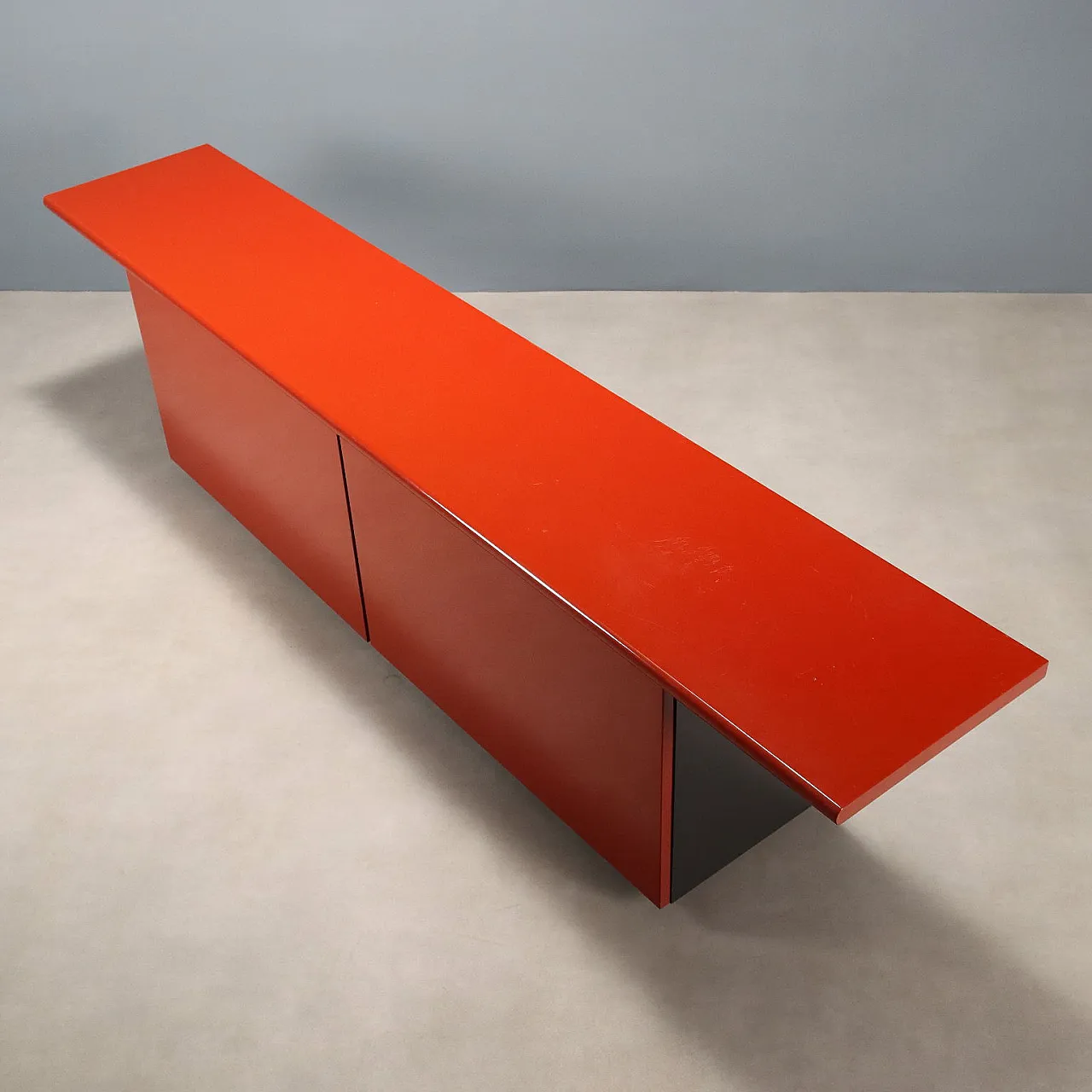 Credenza con ante scorrevoli e battenti in legno laccato rosso, '900 10